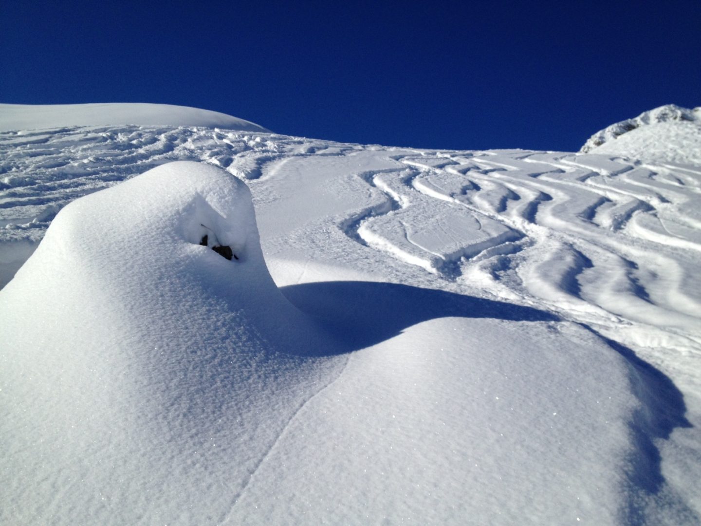 abseits der Piste in Lech an einem Traumtag