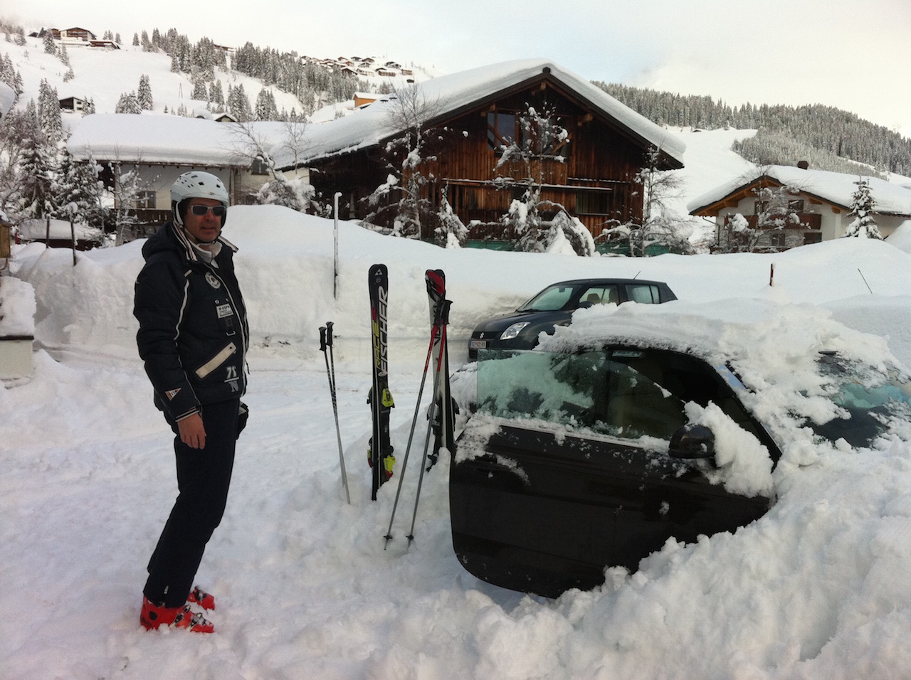 Auch das pasiert immer noch: eingeschneit am Arlberg. Damals noch mit meinem Mann.